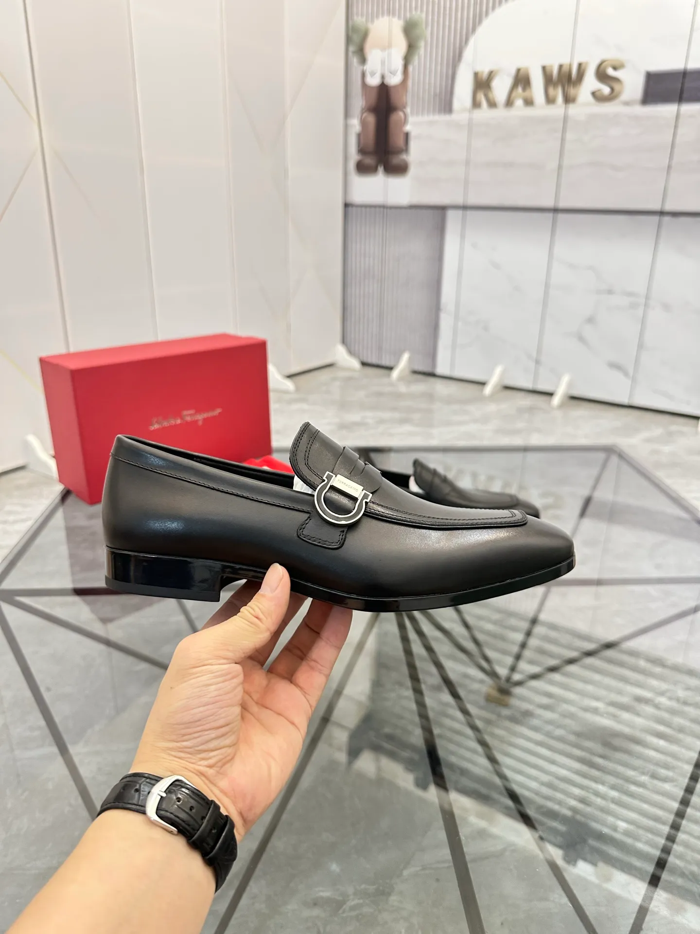 Men's shoes: 💰P640¥ High-end quality Product trademark: Ferragamo* "Ferragamo*" leather shoes Regular size: 38-44 (can be customized to 45.46.) Product materials: imported first-layer cowhide leather upper, cowhide lining, original outsole. Number: 688